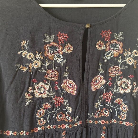 American Eagle Outfitters Navy blue Floral Blouse. Bell sleeves
Size M - Picture 3 of 7